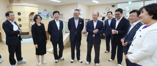 우태희(왼쪽 세번째) 대한상의 상근부회장과 이동우(왼쪽 네번째) 롯데지주 부회장, 이은형(오른쪽 세번째) 하나금융그룹 부회장이 8일 여수 육아종합지원센터를 방문해 시설물들을 둘러보고 있다. 대한상의 제공